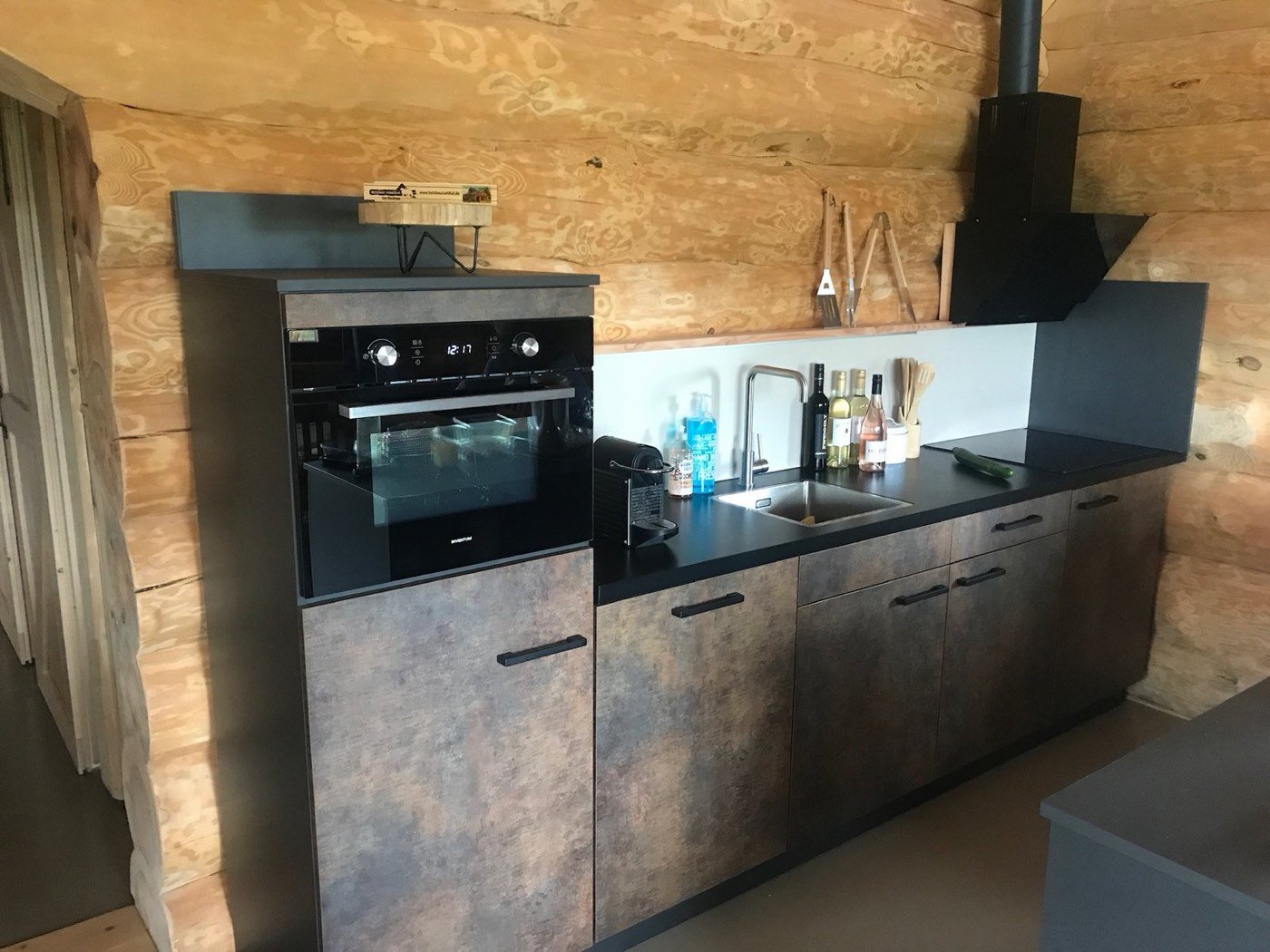 Keukenwand met oven, spoelbak en afzuigkap