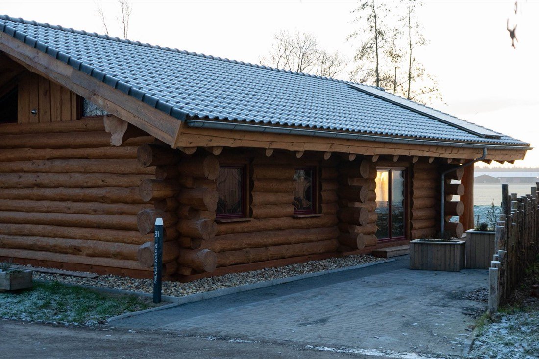 Zijkant van het huis met de oprit en het dak