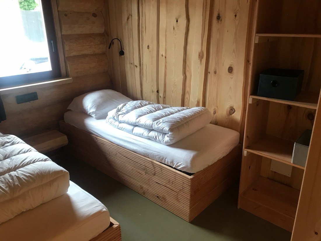 Slaapkamer met twee eenpersoonsbedden van massief hout