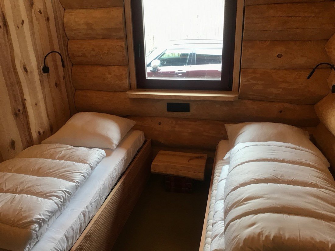 Tweede slaapkamer met twee bedden onder het raam