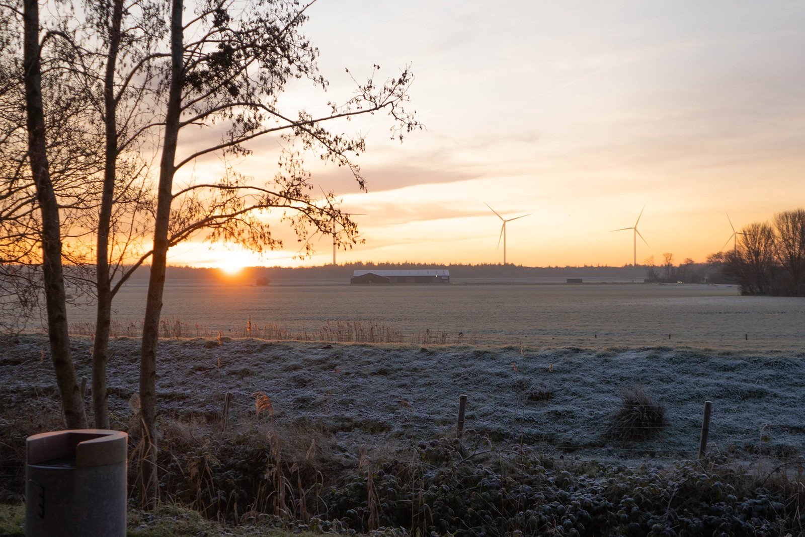 Zonsopgang boven de bevroren velden van Wieringen